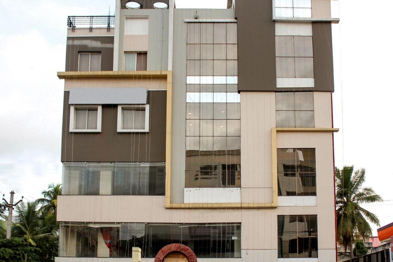 Oyo Flagship Siri Varshini Inn Visakhapatnam Exterior photo