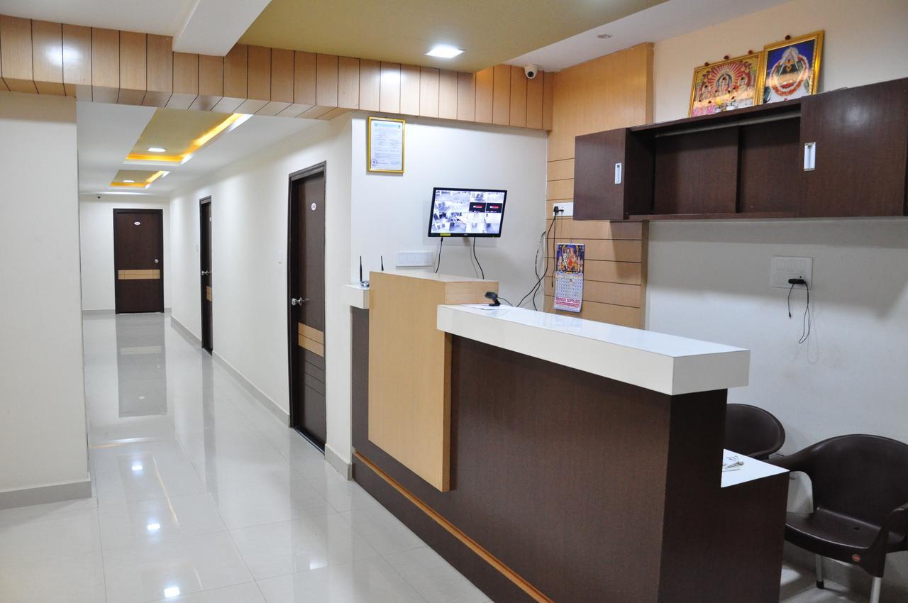 Oyo Flagship Siri Varshini Inn Visakhapatnam Exterior photo