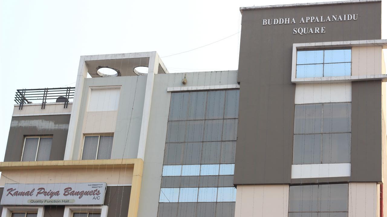 Oyo Flagship Siri Varshini Inn Visakhapatnam Exterior photo